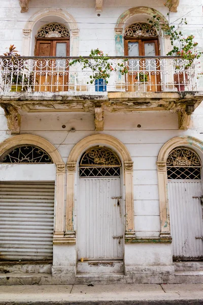 Vista exterior de casa dañada en Santa Marta, Colombia — Foto de Stock