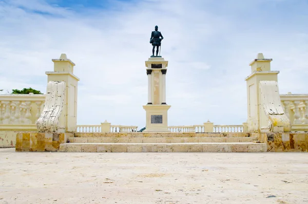 Santa Marta, Colombia - 21 oktober 2017: Staty av stadens grundare Rodrigo de Bastidas i Santa Marta, populära karibiska destination i norra Colombia — Stockfoto