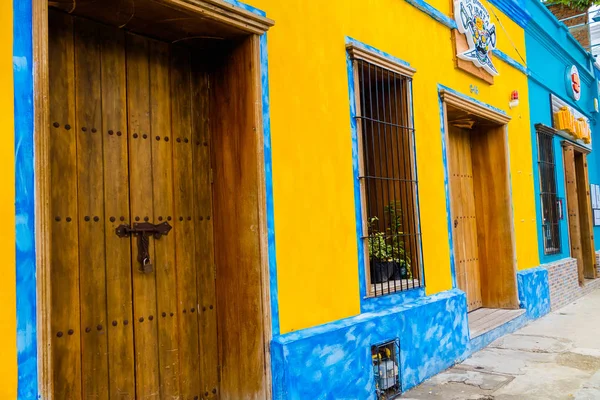 SANTA MARTA, COLOMBIA - OCOTBER 10, 2017: Bella vista esterna della casa colorata a Santa Marta, Colombia — Foto Stock