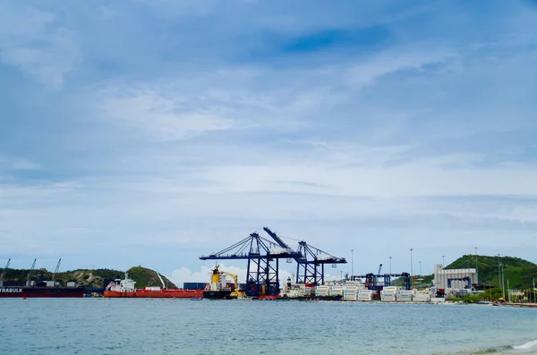Santa Marta, Kolumbie 19 října 2017: Krásný přístav pohled s kontejnerové lodě v přístavu Santa Marta v Kolumbii — Stock fotografie