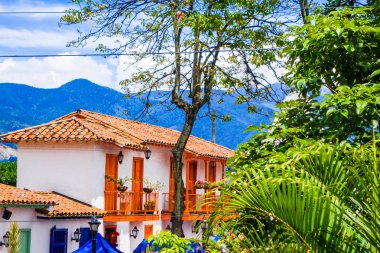 Kil çatıları ile Pueblito Paisa Nutibara Hill, Medellin şehri geleneksel Kolombiya ilçede çoğaltılması renkli bazı binalarda dış cephe görünümü