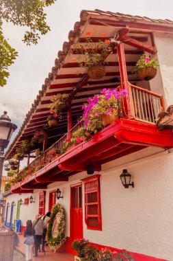 Medellin, Kolombiya - 19 Aralık 2017: Tanımlanamayan insanlar Pueblito Paisa Nutibara Hill, Medellin şehri geleneksel Kolombiya ilçede çoğaltılması güzel bir restoranda yakın