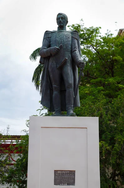 SANTA MARTA, COLOMBIA - OCTOBER 21, 2017: Statue of Lovers Park in downtown Santa Marta, popular caribbean destination in northern Colombia — Stock Photo, Image