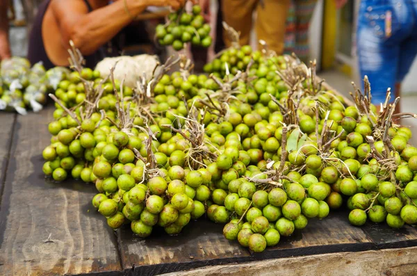 Fresh mangos and passion fruit at a market near Santa Marta Colombia — Stock Photo, Image