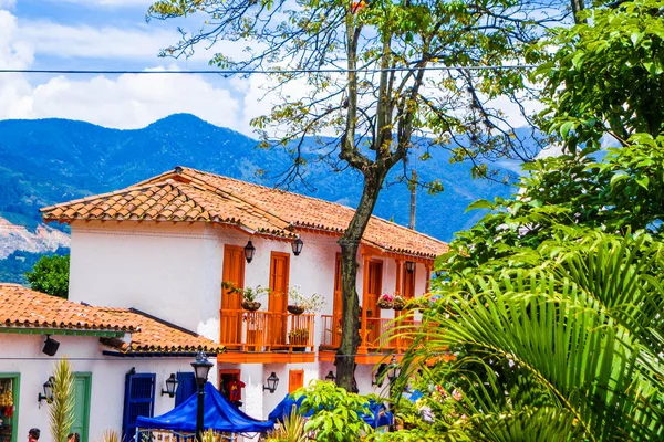 Vista sulla facciata dei tetti in argilla con alcuni edifici colorati a Pueblito Paisa a Nutibara Hill, riproduzione della tradizionale cittadina colombiana nella città di Medellin — Foto Stock
