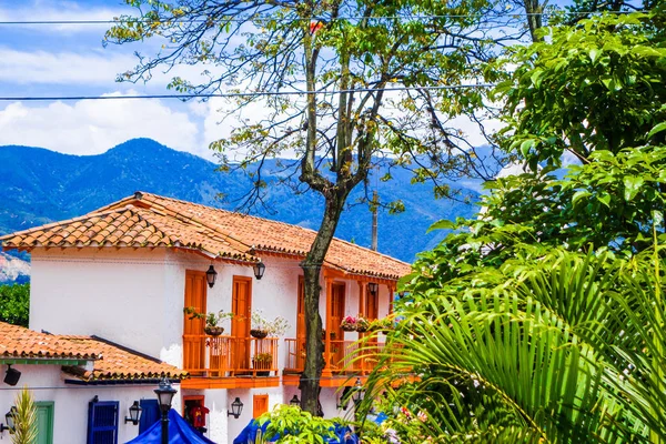 Vista sulla facciata dei tetti in argilla con alcuni edifici colorati a Pueblito Paisa a Nutibara Hill, riproduzione della tradizionale cittadina colombiana nella città di Medellin — Foto Stock
