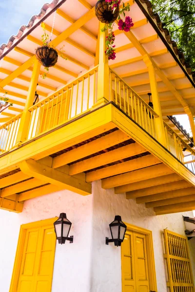 Nutibara 山 Pueblito 派萨的美丽黄色建筑, 在麦德林市的传统哥伦比亚镇的再生产 — 图库照片