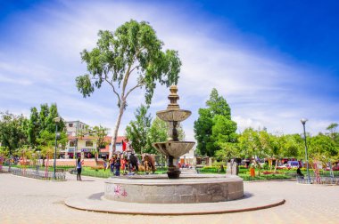 Pifo, Ekvator - Kasım, 13, 2017: stoned heykeller, Pifo, Ekvator park ortasında bir çeşme ile Pifo bir park içinde bulunan fotoğraflarını tanımlanamayan kişi
