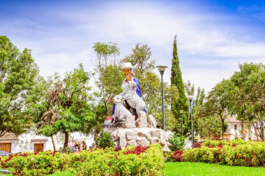 Pifo, Ekvator - Kasım, 13, 2017: Güzel bir park Pifo, Ekvator içinde iki koyun ile sallayarak bir kadın heykeli kafa