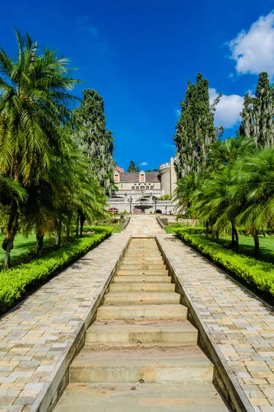 Zbliżenie na kamienne schody, piękny gotycki średniowieczny zamek Muzeum w Medellin, Kolumbia, Ameryka Południowa — Zdjęcie stockowe