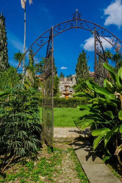 Bela porta metálica do enter para visitar o Museu do Castelo medieval gótico em Medellín, Colômbia, América do Sul — Fotografia de Stock