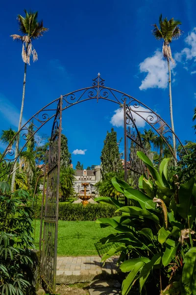 Medellin, Kolombiya, Güney Amerika'da Gotik Ortaçağ Kalesi Müzesi ziyaret için enter güzel metal kapı — Stok fotoğraf