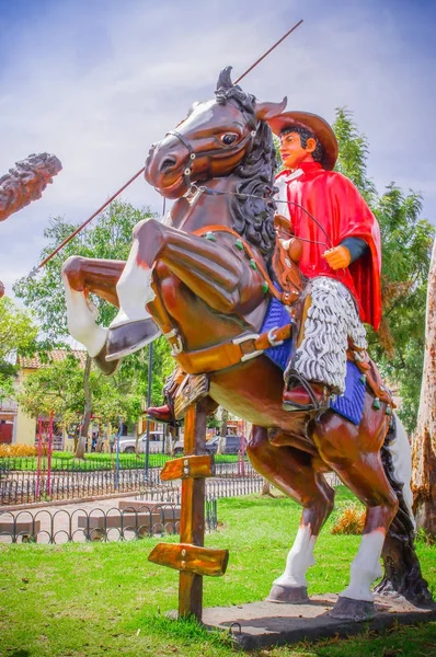 PIFO, ECUADOR - 13 NOVEMBRE 2017: Veduta esterna di una bellissima scultura in pietra di un cowboy che cavalca un cavallo in un parco di Pifo, Ecuador — Foto Stock