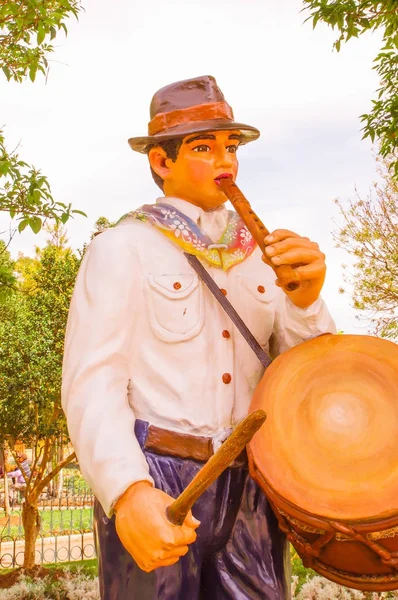 PIFO, ECUADOR - 13 NOVEMBRE 2017: Primo piano della bellissima scultura in pietra di un uomo che suona alcuni strumenti musicali in un parco di Pifo, Ecuador — Foto Stock