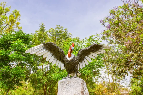 Pifo, Ekvator - Kasım, 13, 2017: Güzel heykel büyük bir Akbabanın and ve beyaz bir kaya..... bir park Pifo, Ekvator üzerinde açılan kanat ile sembolik kuş uçmuş