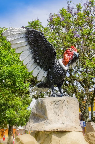 PIFO, ECUADOR - NOVEMBRE, 13, 2017: Bella scultura in pietra di un enorme Condor, uccello andino ed emblematico con le ali aperte su una roccia bianca, in un parco di Pifo, Ecuador — Foto Stock
