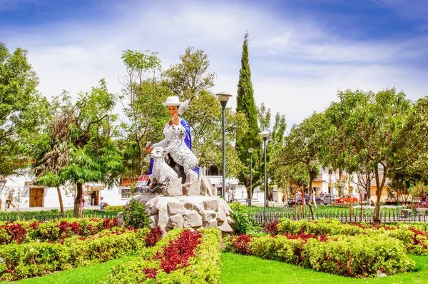 PIFO, ECUADOR - 13 DE NOVIEMBRE DE 2017: Hermosa escultura apedreada de una mujer saludando con dos ovejas en un parque de Pifo, Ecuador — Foto de Stock
