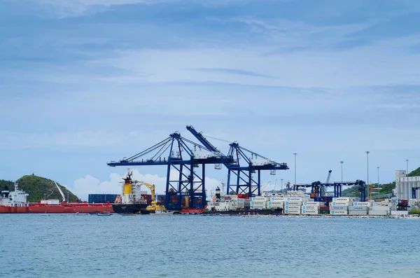 SANTA MARTA, COLÔMBIA OUTUBRO 19, 2017: Vista bonita do porto com navios porta-contentores no porto de Santa Marta, na Colômbia — Fotografia de Stock