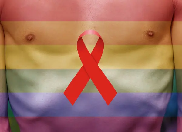 Gros plan d'une vue abdomen d'un homme souffrant d'anorexy, avec un filigrane des couleurs du drapeau gay et un ruban rouge — Photo