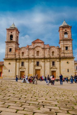 Zapaquira, Kolombiya Ekim, 27, 2017: Piskopos Katedrali, Zipaquira Katedrali ana Meydanı - Zipaquira, Kolombiya en kutsal teslis yürüyüş tanımlanamayan kişi