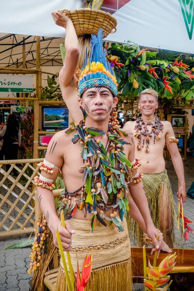 Zapaquira, Kolombiya Ekim, 27, 2017: tipik giyim eşyası ve Zipaquira ana meydanında bir kutlama sırasında dans tanımlanamayan kişi