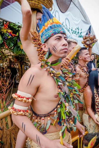Zapaquira, Kolombiya Ekim, 27, 2017: tipik giyim eşyası ve Zipaquira ana meydanında bir kutlama sırasında dans tanımlanamayan kişi
