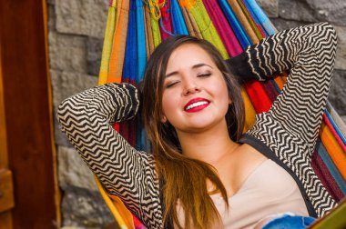 Genç güzel kadın Bahçe, arka plan bulanık bir hamakta rahatlatıcı