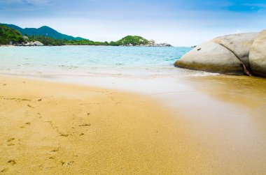 Kolombiya tayrona Milli Parkı içinde turkuaz su ile güzel ıssız kumsal