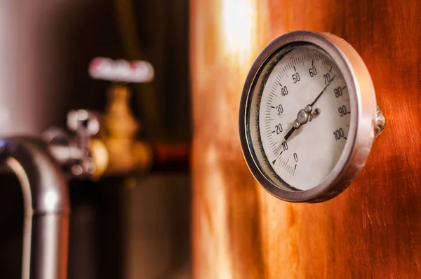Feche um medidor de pressão dentro de uma cervejaria moderna com vasos, banheiras e tubos feitos de aço inoxidável, em uma fábrica de cerveja em Quito — Fotografia de Stock