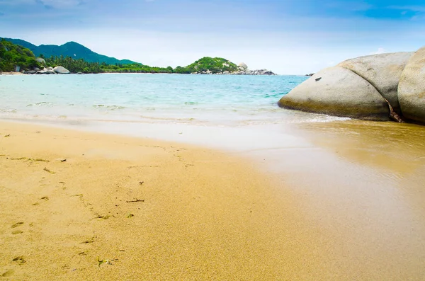 Kolombiya tayrona Milli Parkı içinde turkuaz su ile güzel ıssız kumsal