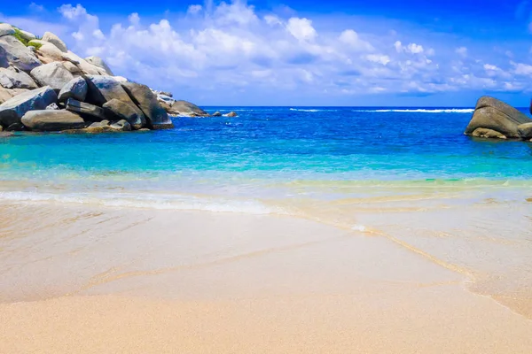 Beautiful outdoor view of white sand, blue water and gorgeous sky at Cabo San Juan, Tayrona Natural National Park, Colombia — Stock Photo, Image