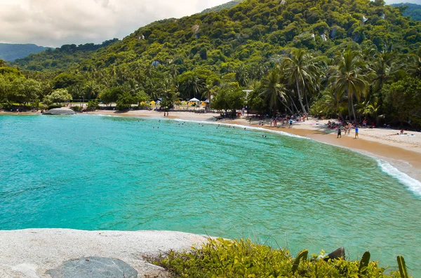 Vista aérea de pessoas não identificadas desfrutando da água da praia no Cabo San Juan, Parque Nacional Tayrona, Colômbia — Fotografia de Stock