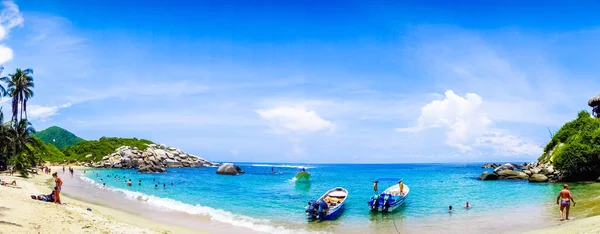 TAYRONA, COLOMBIA 20 OTTOBRE 2017: Vista panoramica di persone non identificate che si godono la bella giornata di sole e nuotano in acqua, con alcune barche, Cabo San Juan, Tayrona Parco Nazionale Naturale — Foto Stock