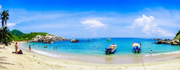 TAYRONA, COLOMBIA 20 OTTOBRE 2017: Vista panoramica di persone non identificate che si godono la bella giornata di sole e nuotano in acqua, con alcune barche, Cabo San Juan, Tayrona Parco Nazionale Naturale — Foto Stock