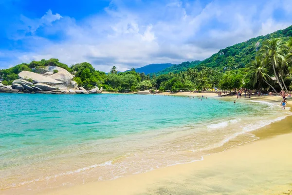 Tayrona, Kolombiya 20 Ekim 2017: Güzel açık görünümü güzel gökyüzü, Cabo San Juan, Tayrona Milli Parkı, Kolombiya ve beyaz kum, mavi su