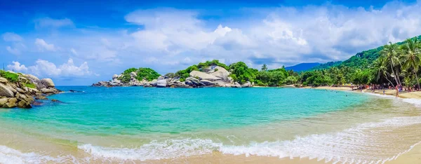 TAYRONA, COLÔMBIA OUTUBRO 20, 2017: Vista panorâmica de pessoas não identificadas desfrutando da bela praia, da água turquise e do céu azul no Cabo San Juan, Parque Nacional Tayrona, Colômbia — Fotografia de Stock