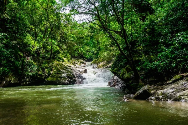 Bela vista ao ar livre da cachoeira Minca, Santa Marta, Colômbia — Fotografia de Stock