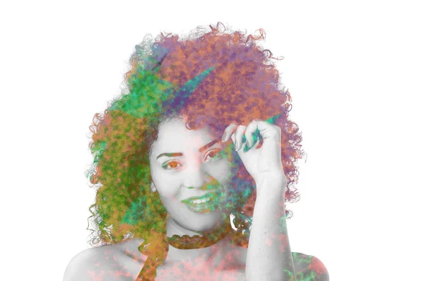 Primer plano de una hermosa chica afroamericana sonriente con un peinado afro, con doble exposición, en un fondo blanco —  Fotos de Stock