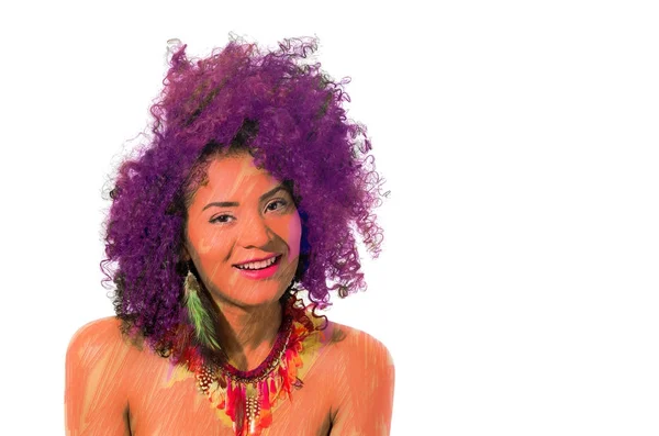 Gros plan d'une belle afro-américaine souriante avec une coiffure afro et portant un collier de plumes, avec une exposition doble, dans un fond blanc — Photo