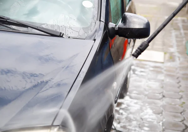 Utomhus Visa av biltvätt närbild, tvätta modern bil av högtryck vatten — Stockfoto