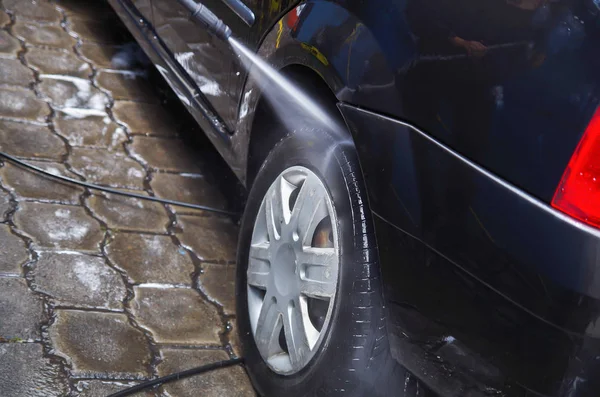 Вид на автомийку крупним планом, миття сучасного автомобіля водою високого тиску — стокове фото