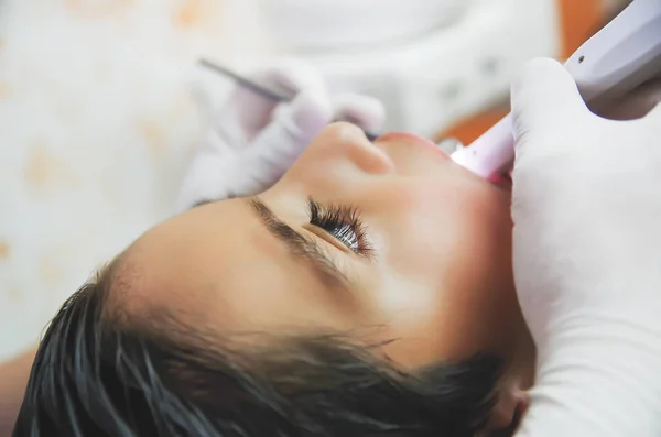 Close up van een jongetje tijdens een interventie van de tandartsen. Tandarts Concept in een onscherpe achtergrond — Stockfoto