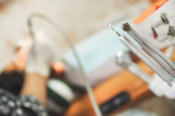 Close up of selective focus of set of metal Dentists medical equipment tools in a blurred background — Stock Photo, Image