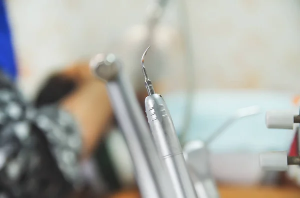 Close up of selective focus of set of metal Dentists medical equipment tools in a blurred background — Stock Photo, Image