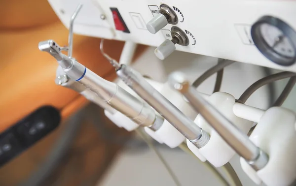 Gros plan de la mise au point sélective de l'ensemble des outils d'équipement médical des dentistes en métal dans un arrière-plan flou — Photo