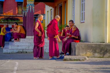 Pokhara, Nepal - 06 Ekim 2017: bir veranda Tashi mülteci yerleşim Pokhara, Nepal, açık havada, ücretsiz vaktinizi tanımlanamayan Budist keşiş genç