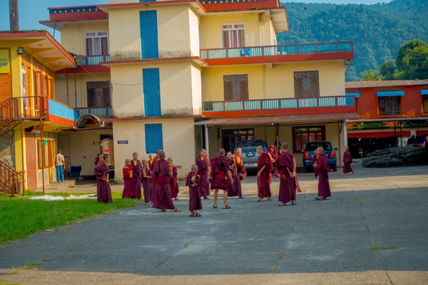 Pokhara, nepal - 06. Oktober 2017: Außenansicht von nicht identifizierten buddhistischen Mönchen Teenager genießen die freie Zeit in einem Innenhof und spielen mit ihren Freunden in der tashi Flüchtlingssiedlung in pokhara — Stockfoto