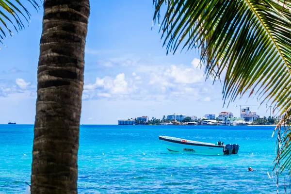 Johnny Cay, Kolumbia - 21 października 2017: Palmy w Johnny Cay, wyspa San Andres, Kolumbia w tle pięknej plaży z łodzi w niebieski woda — Zdjęcie stockowe
