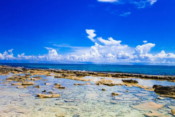 Úžasný výhled na krásné čisté vody v Ostrov San Andrés z Johnny Cay v nádherný slunečný den v Kolumbii — Stock fotografie