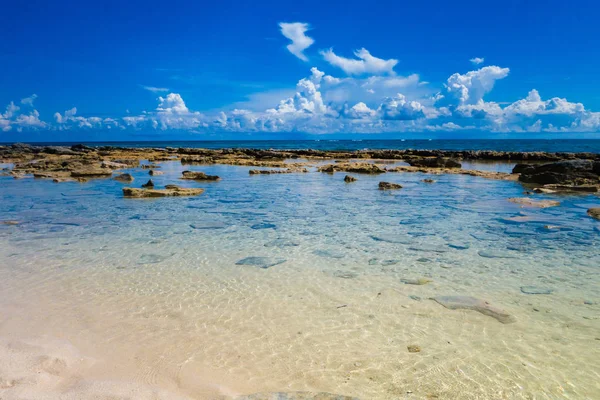 Fantastisk vacker utsikt över klart vatten i San Andres Island från Johnny Cay i en underbar solig dag i Colombia — Stockfoto